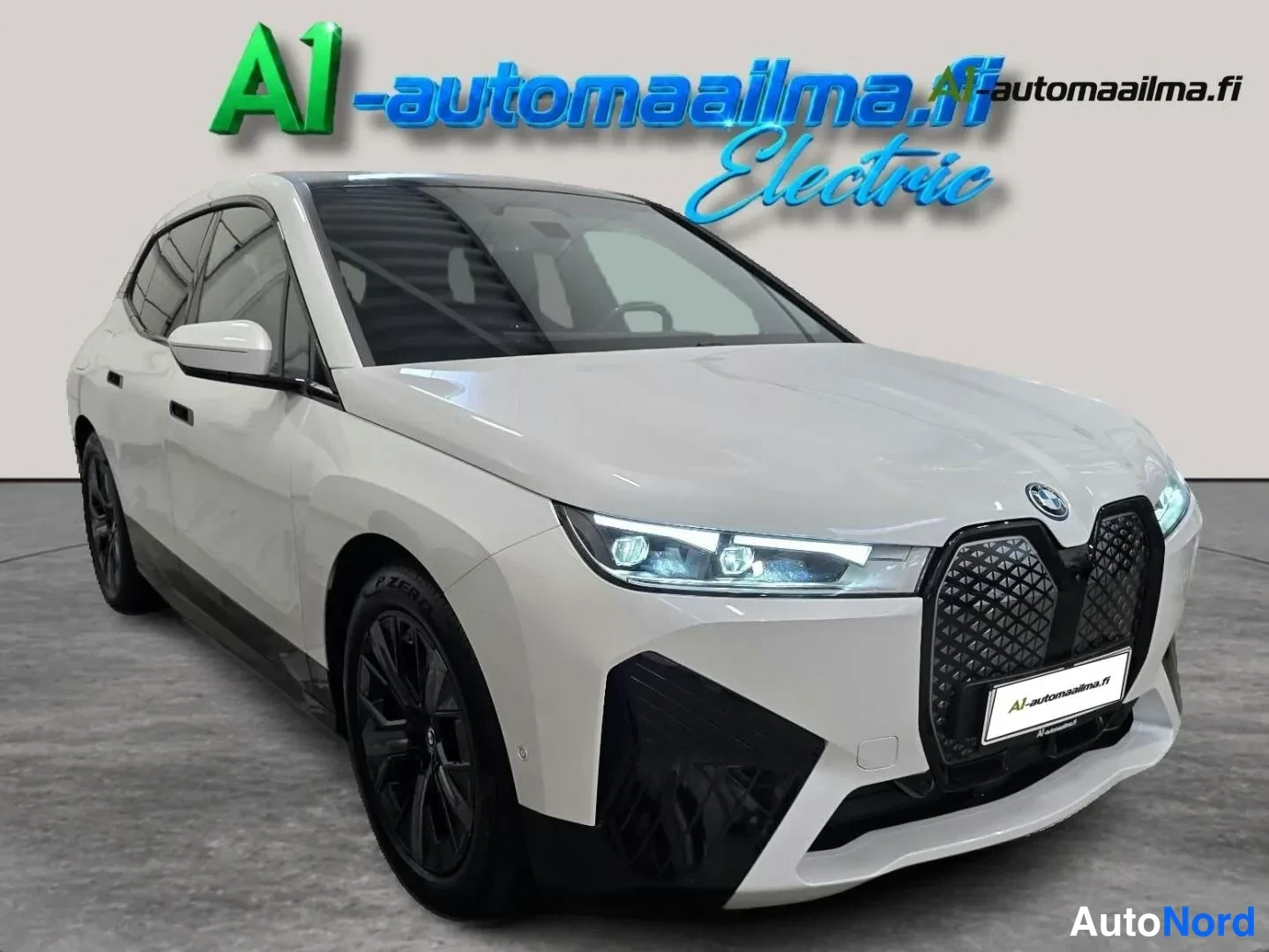 Valkoinen BMW iX xDrive40 2023, etuviisto, keula oikealle, kuva 2