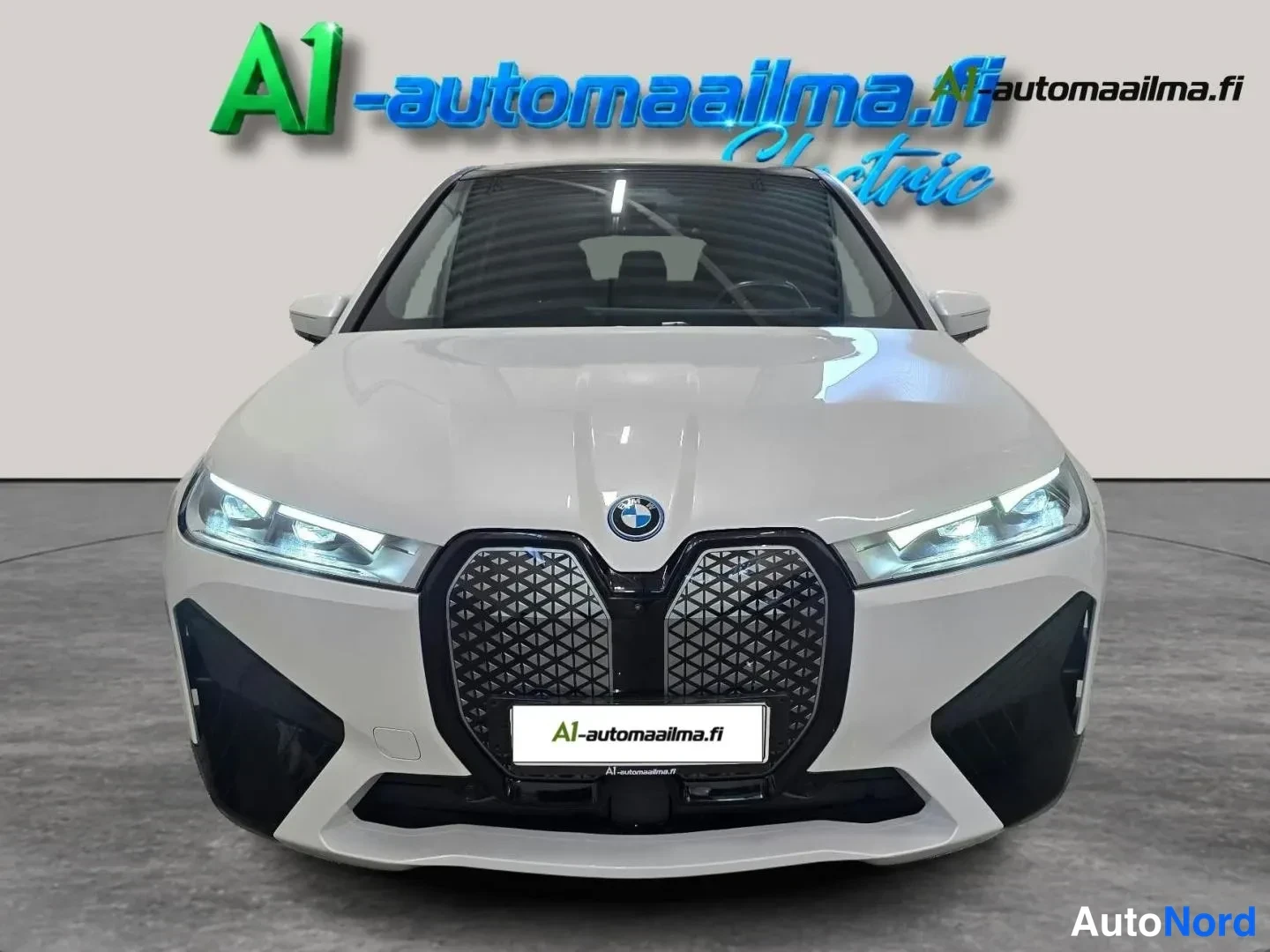 Valkoinen BMW iX xDrive40 2023, edestä, kuva 3