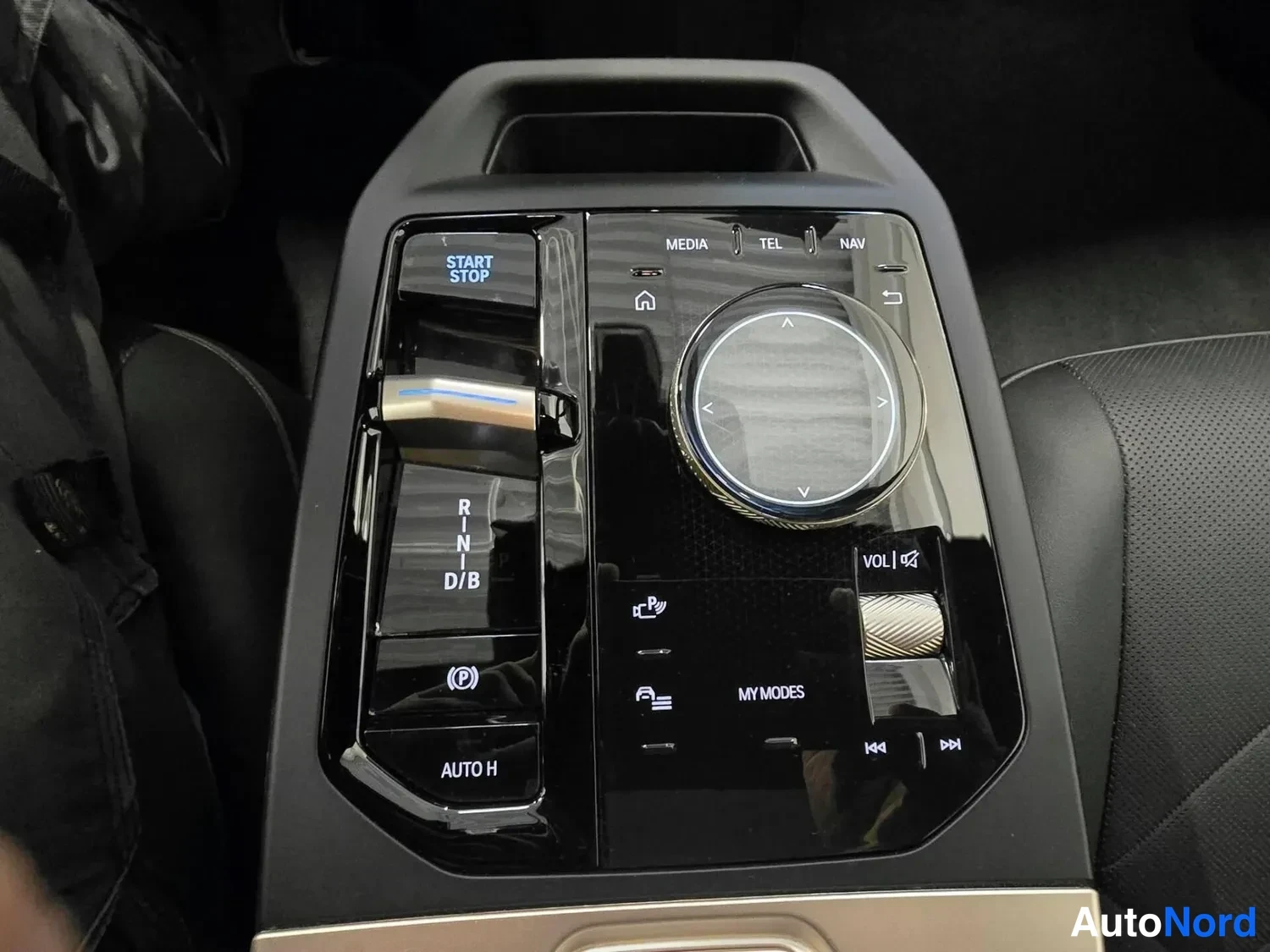 Valkoinen BMW iX xDrive40 2023, kuva 13