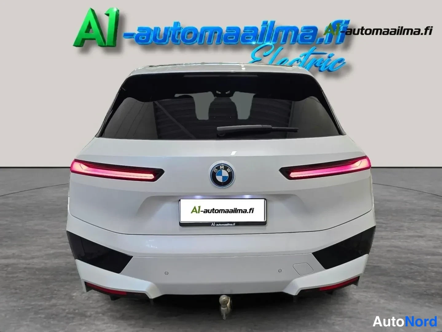 Valkoinen BMW iX xDrive40 2023, takaa, kuva 6
