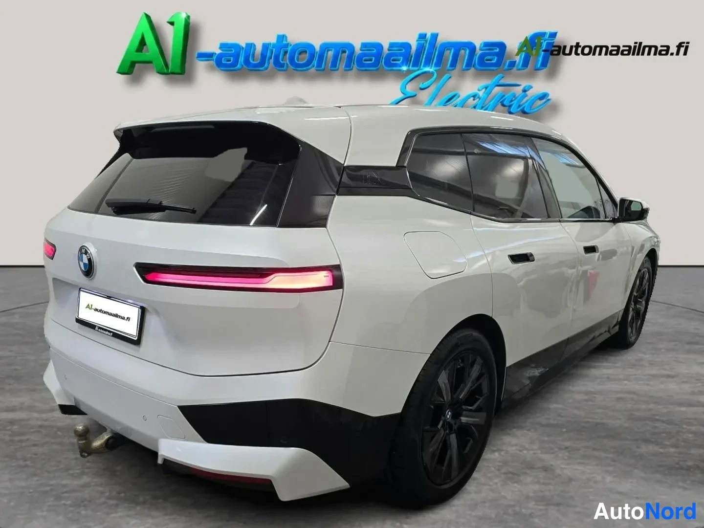 Valkoinen BMW iX xDrive40 2023, takaviisto, kuva 5