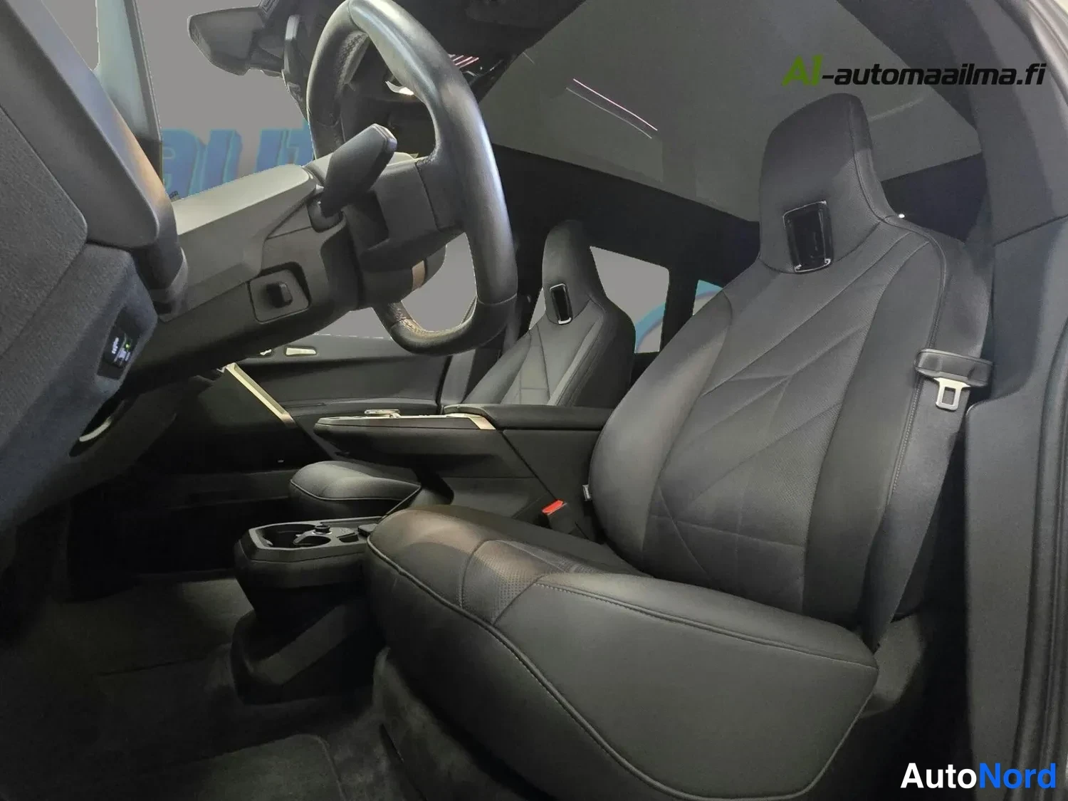 Valkoinen BMW iX xDrive40 2023, kuva 9
