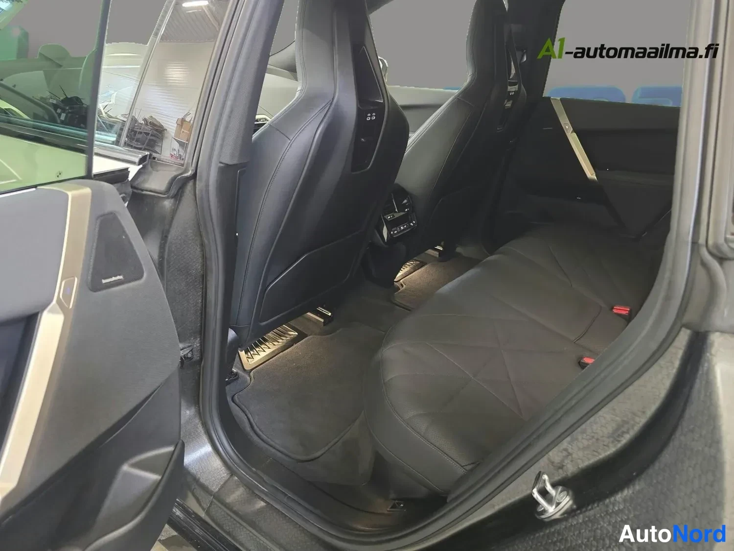 Valkoinen BMW iX xDrive40 2023, kuva 17