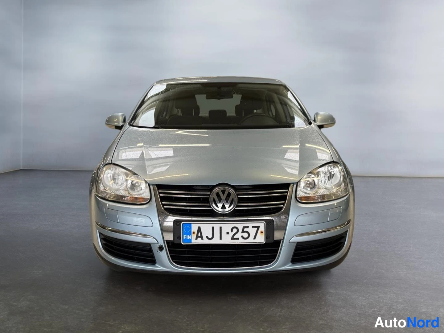 Hopea Volkswagen Jetta 2007, edestä, kuva 4