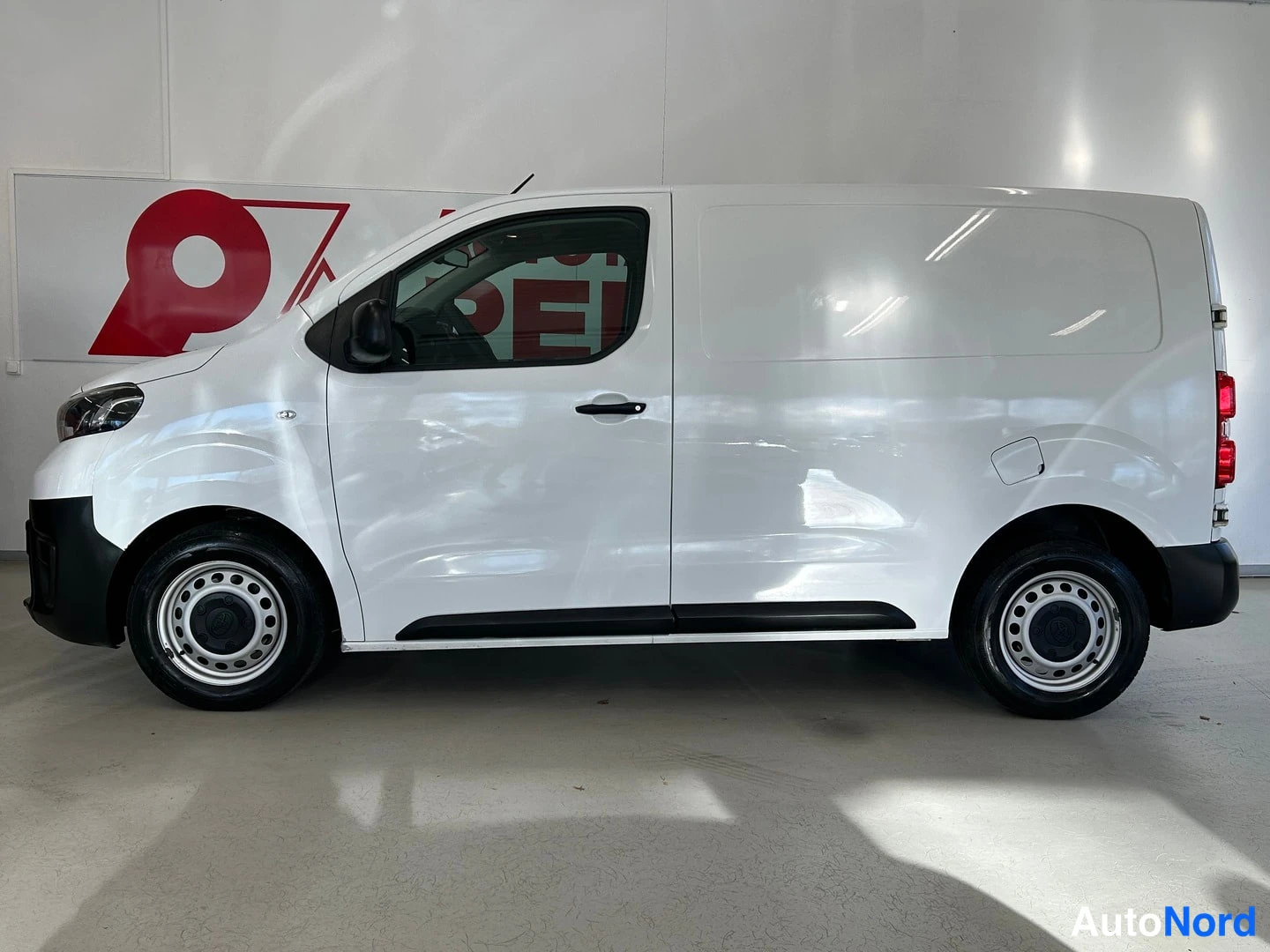 Valkoinen Toyota Proace 2019, sivulta, kuva 5
