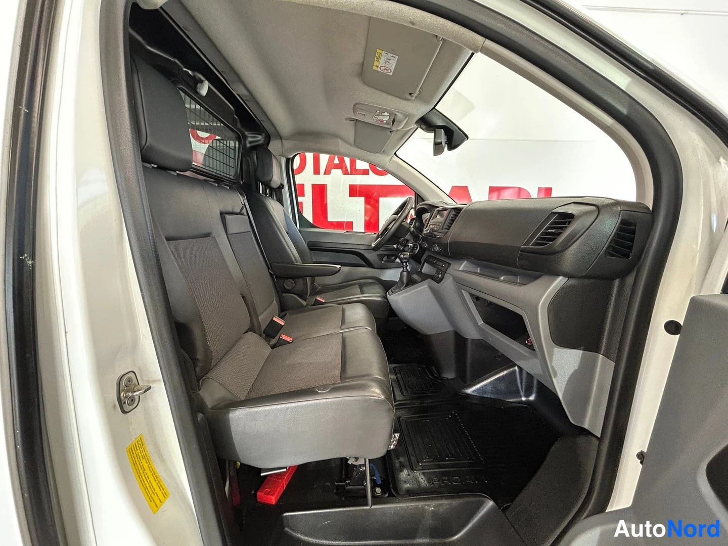 Valkoinen Toyota Proace 2019, kuva 12