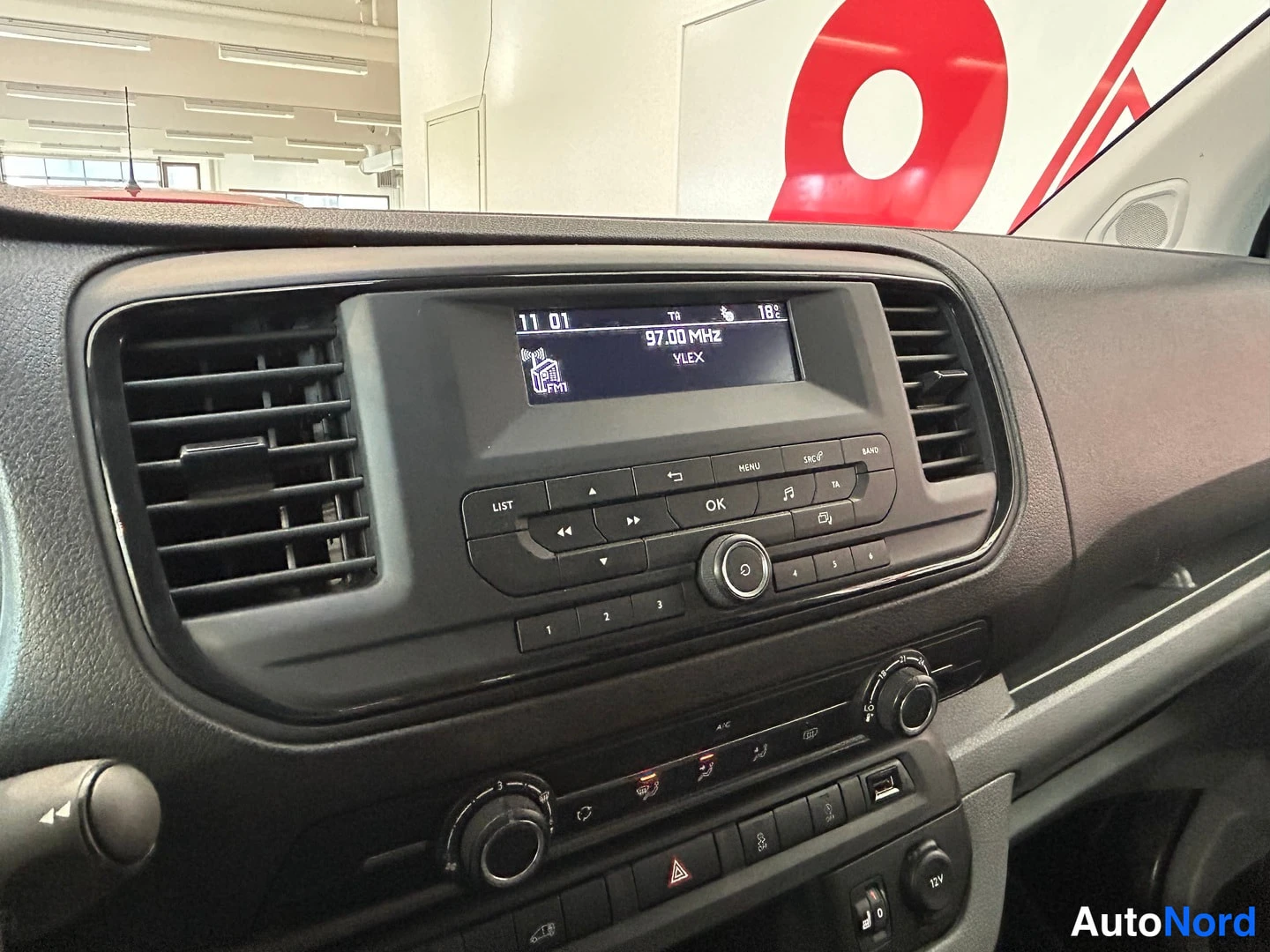 Valkoinen Toyota Proace 2019, kuva 16