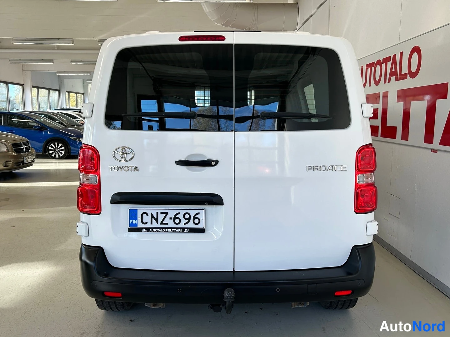 Valkoinen Toyota Proace 2019, takaa, kuva 9