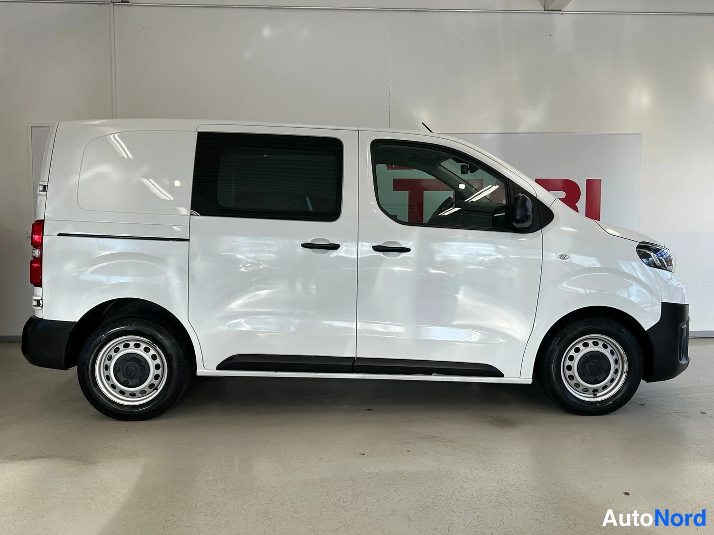 Valkoinen Toyota Proace 2019, etuviisto, keula oikealle, kuva 3