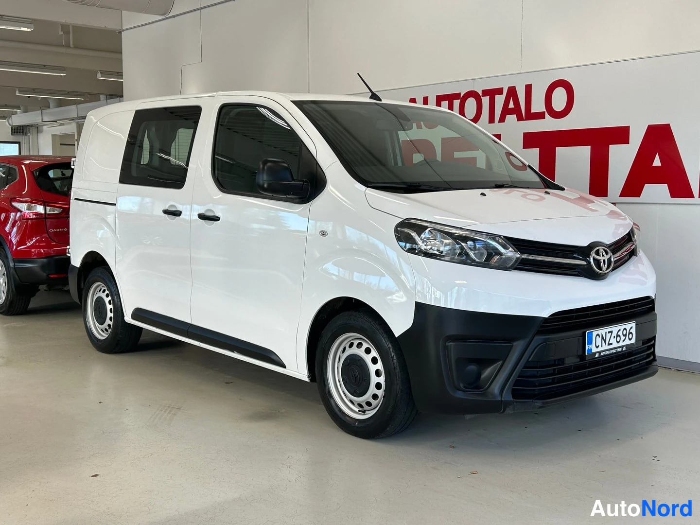 Valkoinen Toyota Proace 2019, etuviisto, keula oikealle, kuva 2