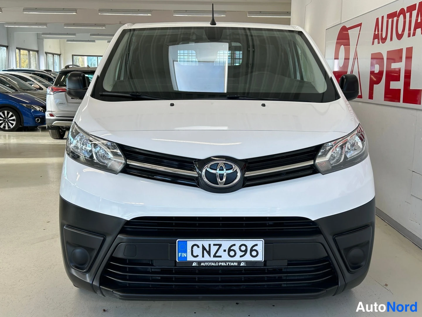 Valkoinen Toyota Proace 2019, edestä, kuva 4