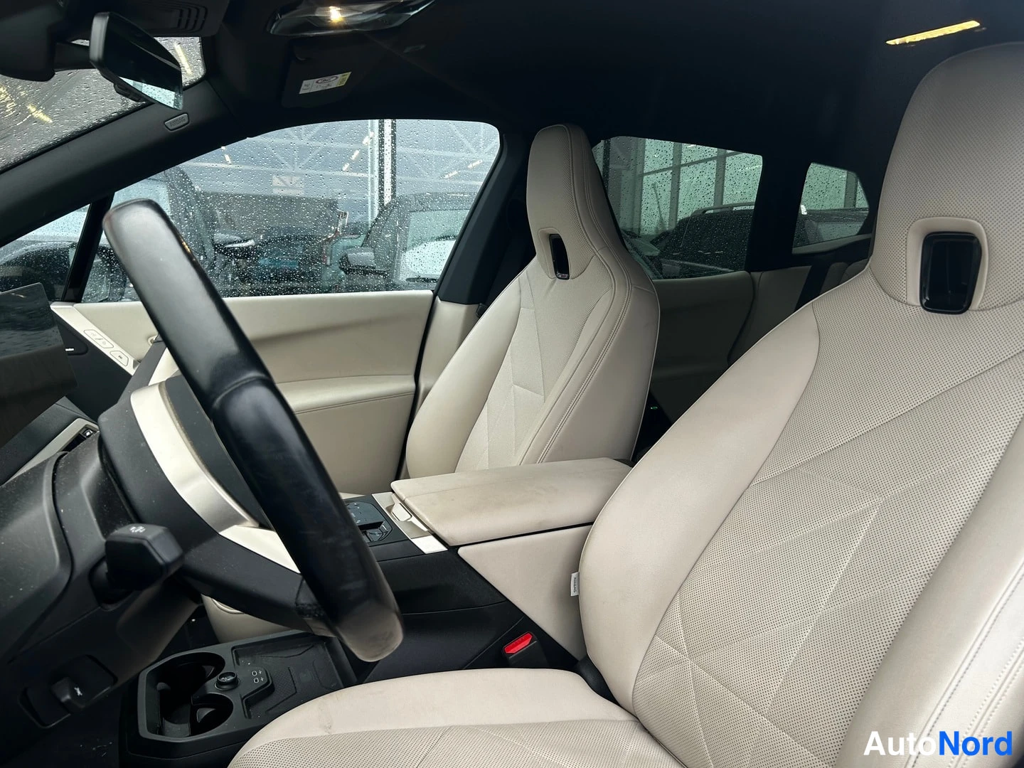 Musta BMW iX xDrive40 2024, ohjaamo, kuva 7