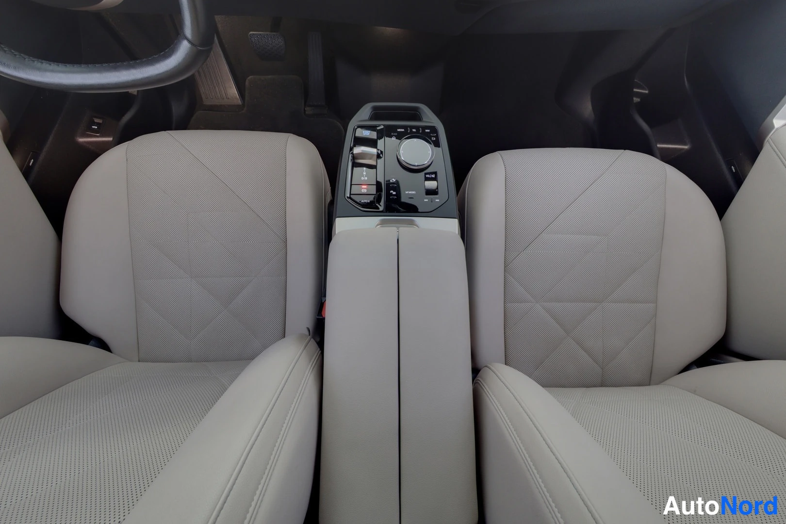 Musta BMW iX xDrive40 2024, ohjaamo, kuva 9