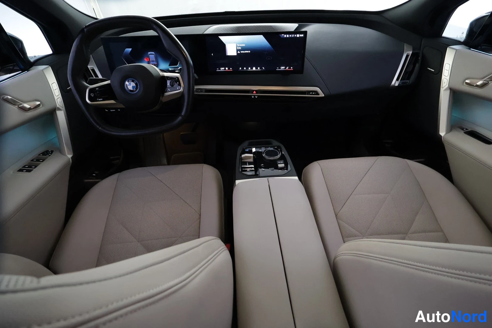 Musta BMW iX xDrive40 2024, ohjaamo, kuva 13