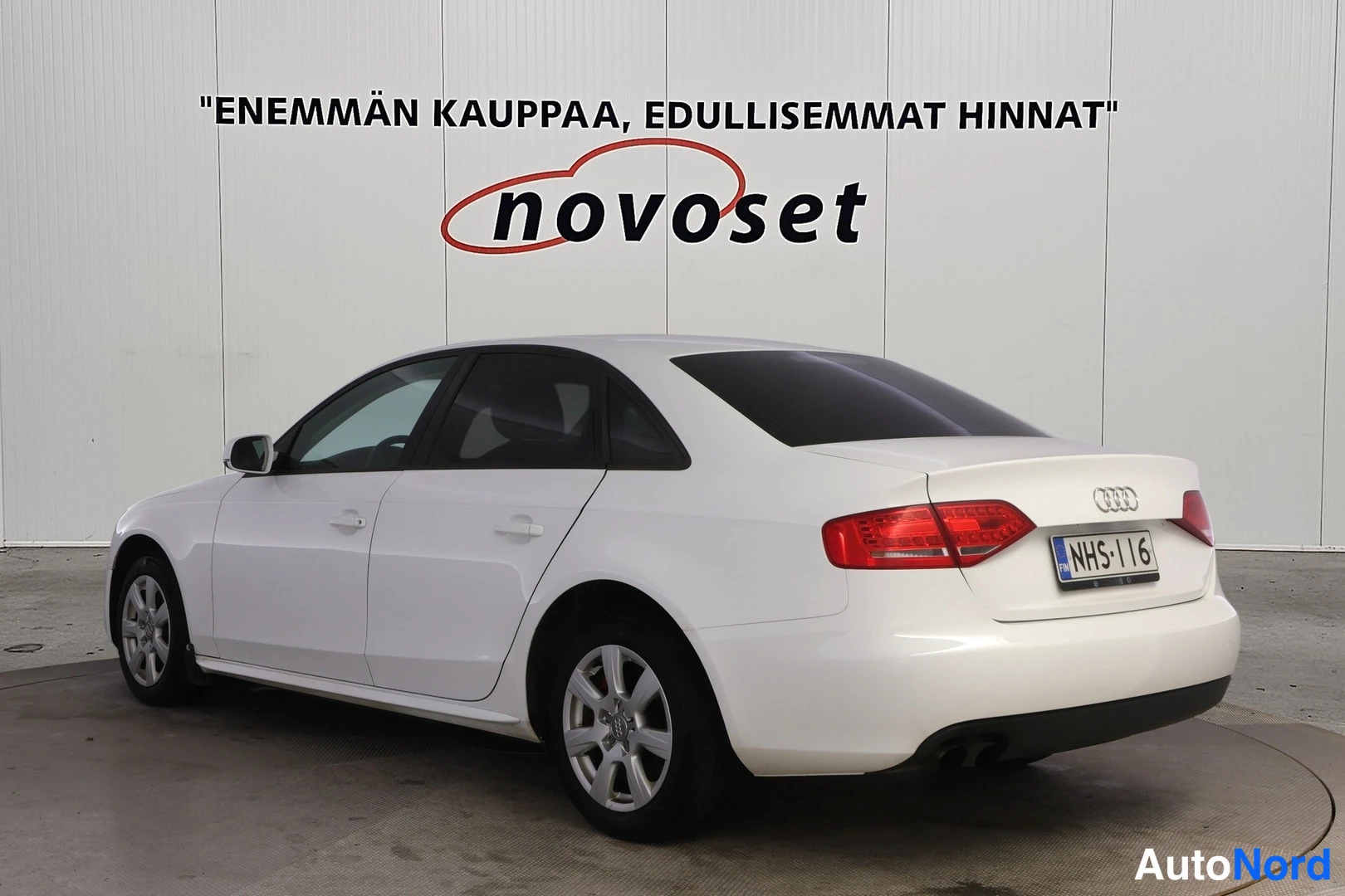 Valkoinen Audi A4 2010, takaviisto, kuva 4