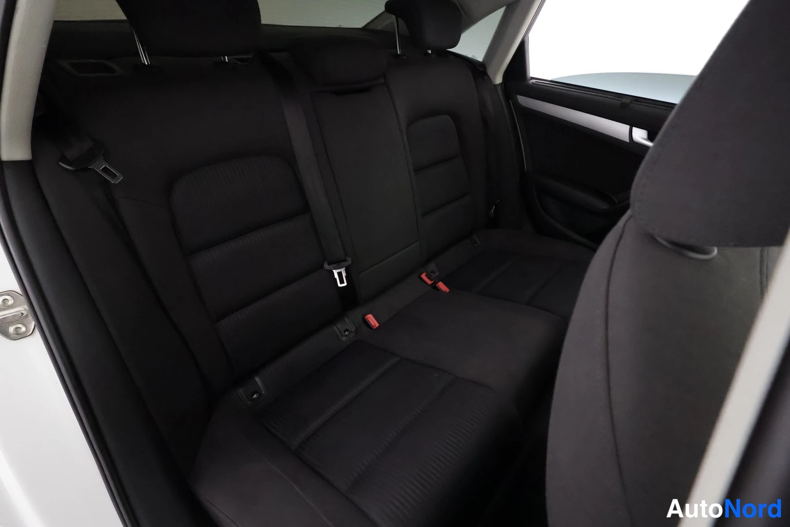Valkoinen Audi A4 2010, kuva 21