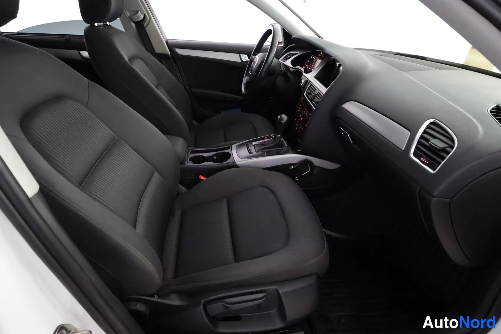 Valkoinen Audi A4 2010, kuva 23