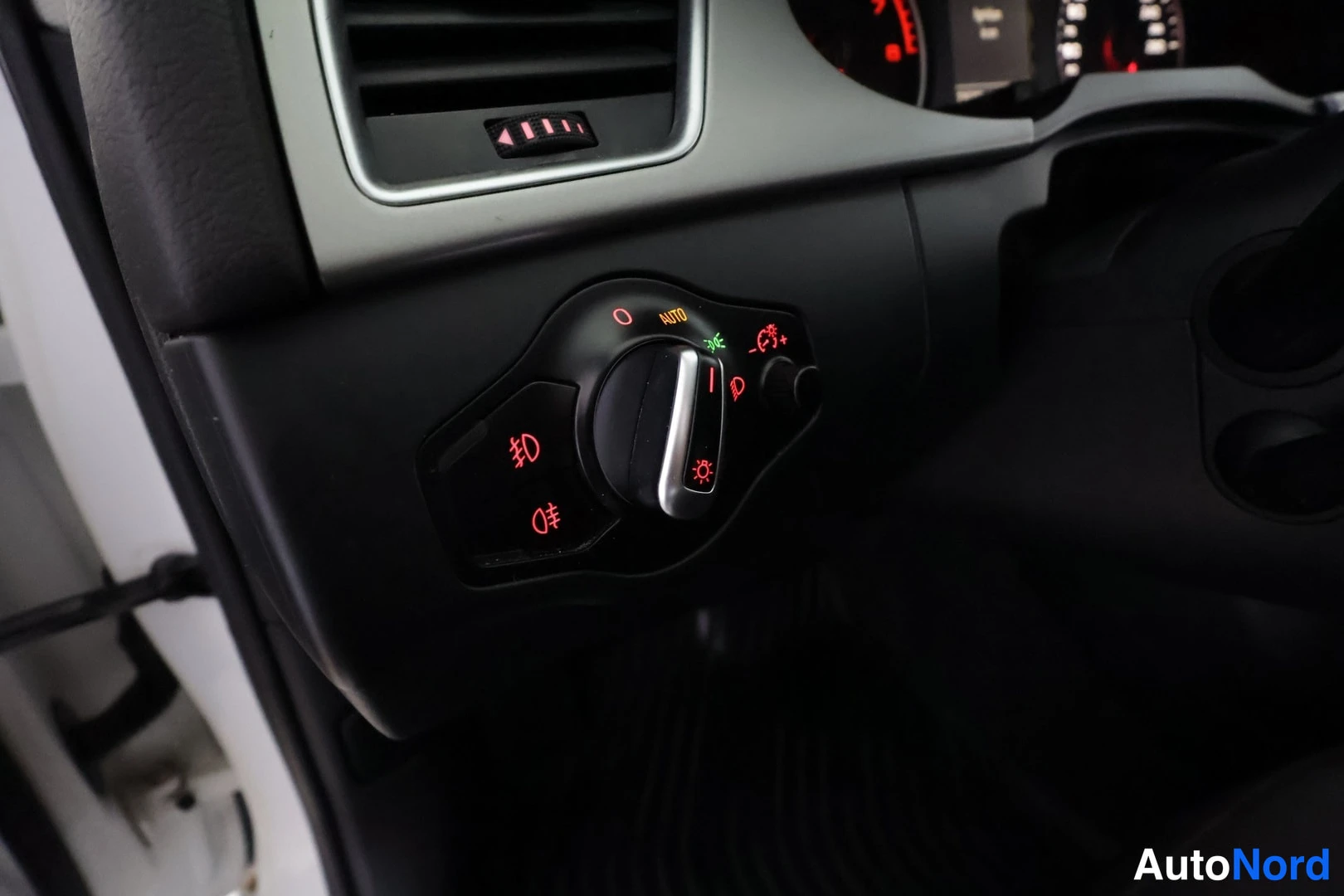 Valkoinen Audi A4 2010, kuva 33
