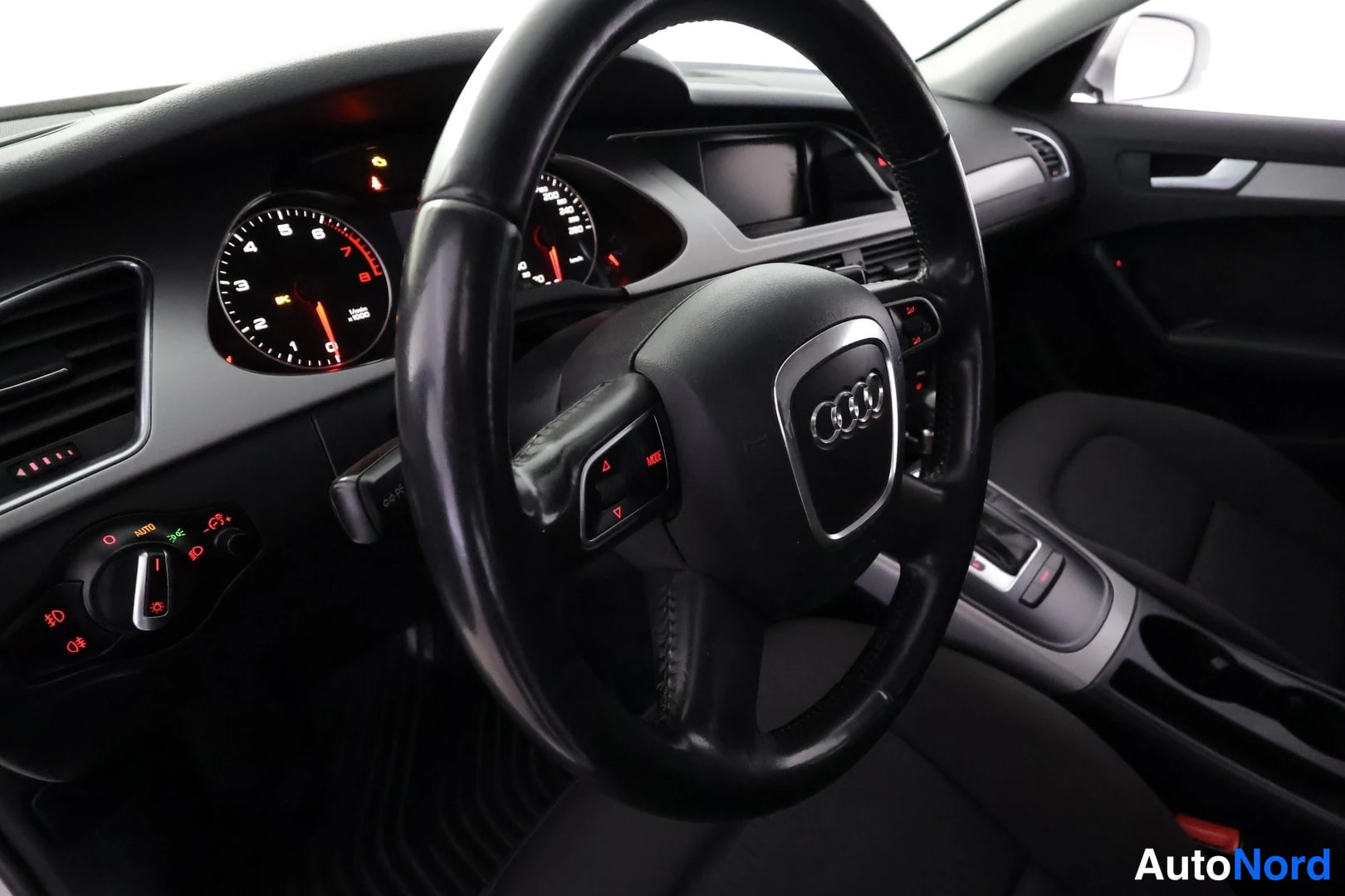Valkoinen Audi A4 2010, kuva 25