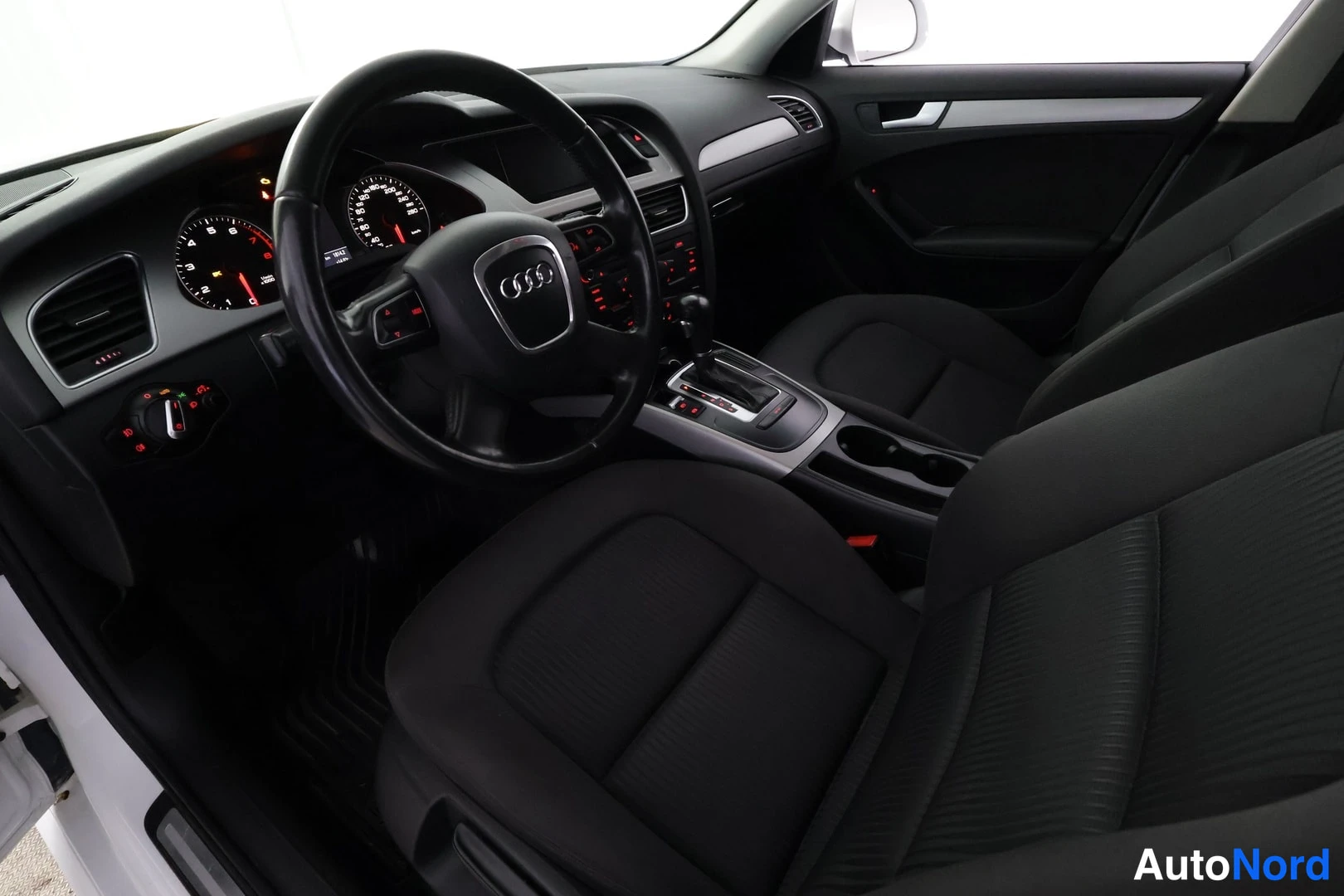 Valkoinen Audi A4 2010, kuva 10