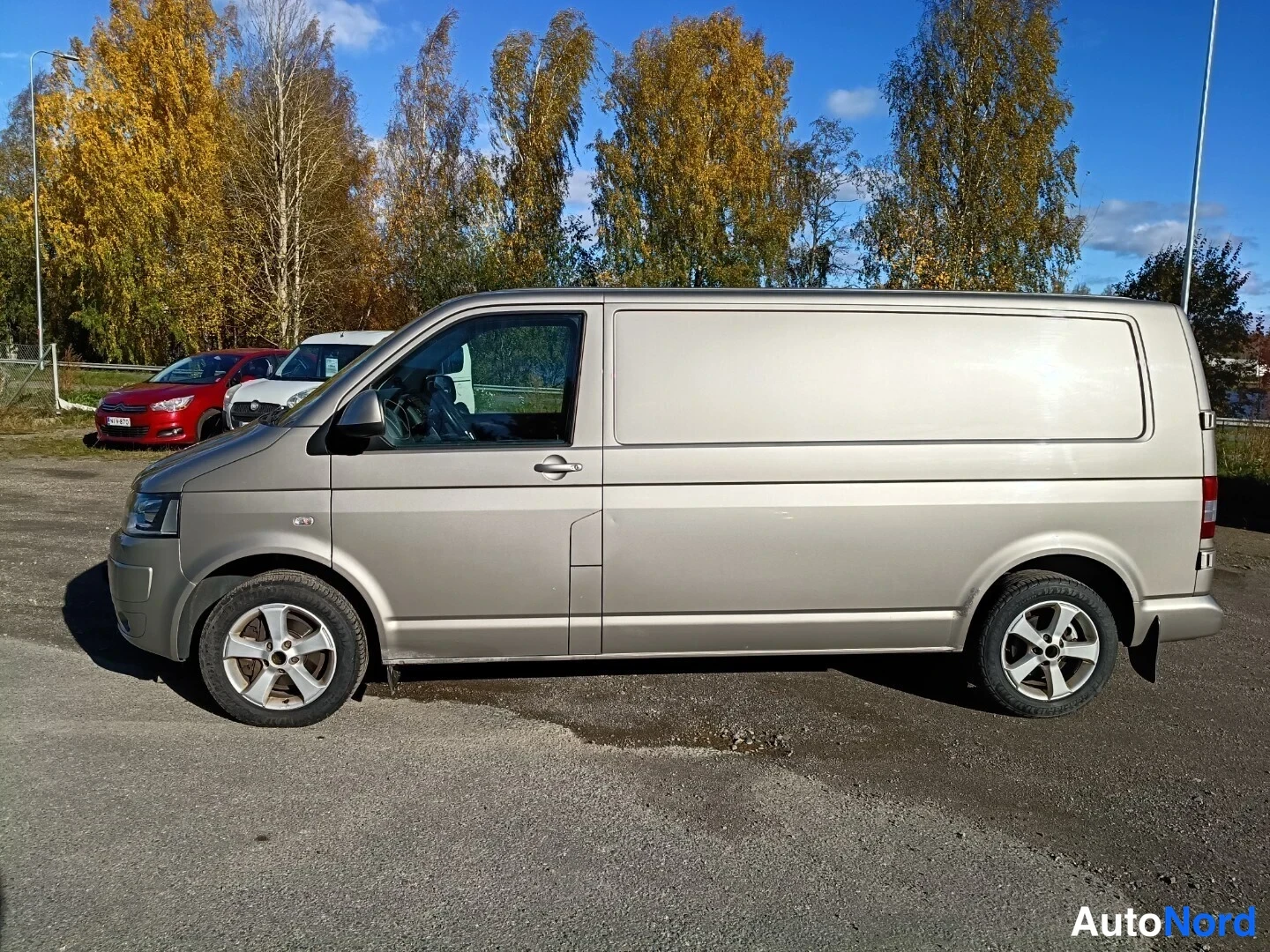 Beige Volkswagen Transporter 2013, etuviisto, keula vasemmalle, kuva 2