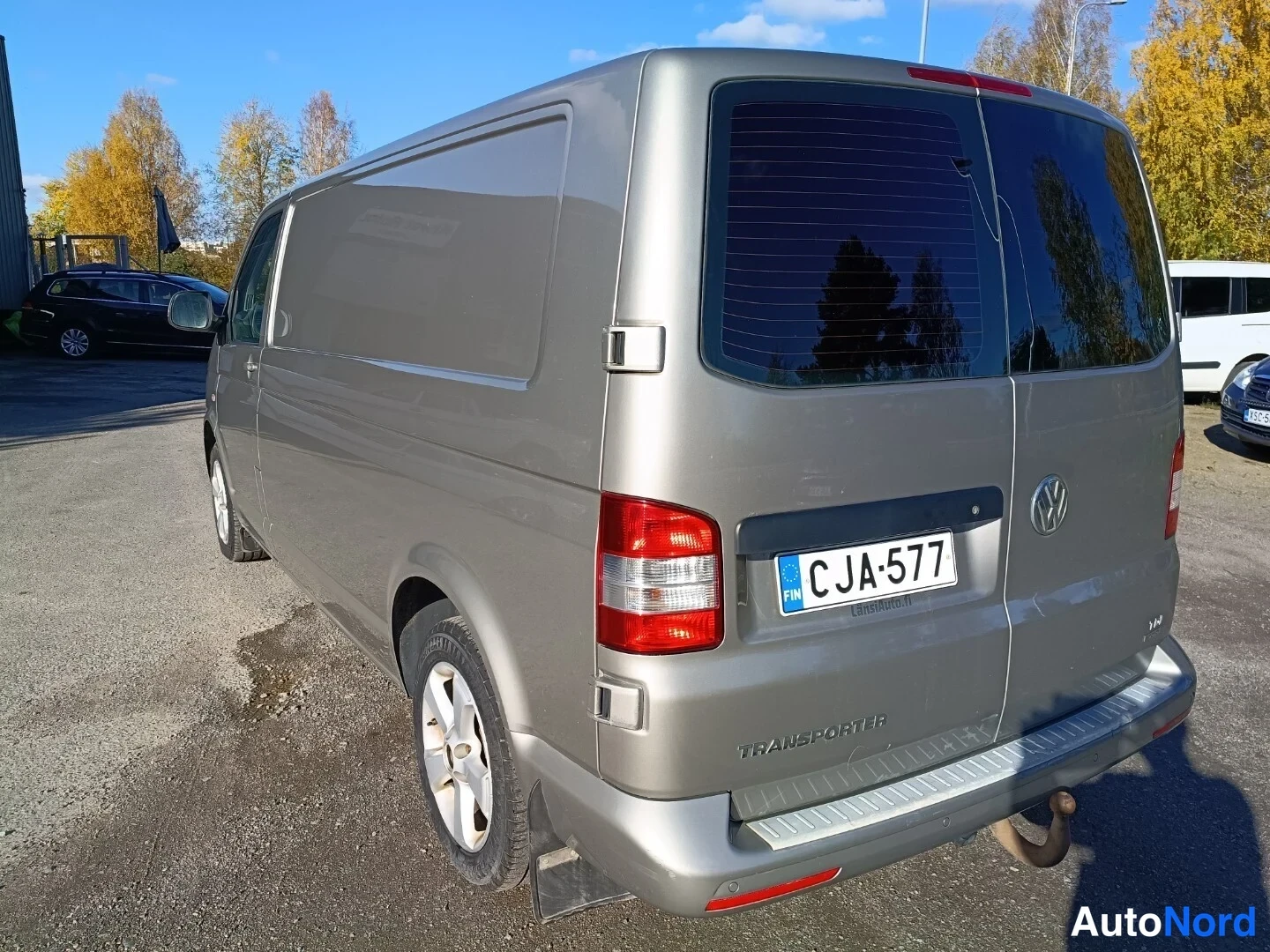 Beige Volkswagen Transporter 2013, takaviisto, kuva 5