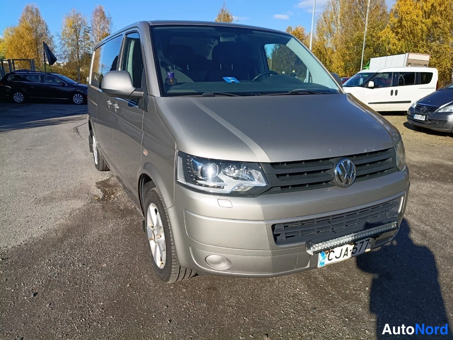 Beige Volkswagen Transporter 2013, etuviisto, keula oikealle, kuva 3
