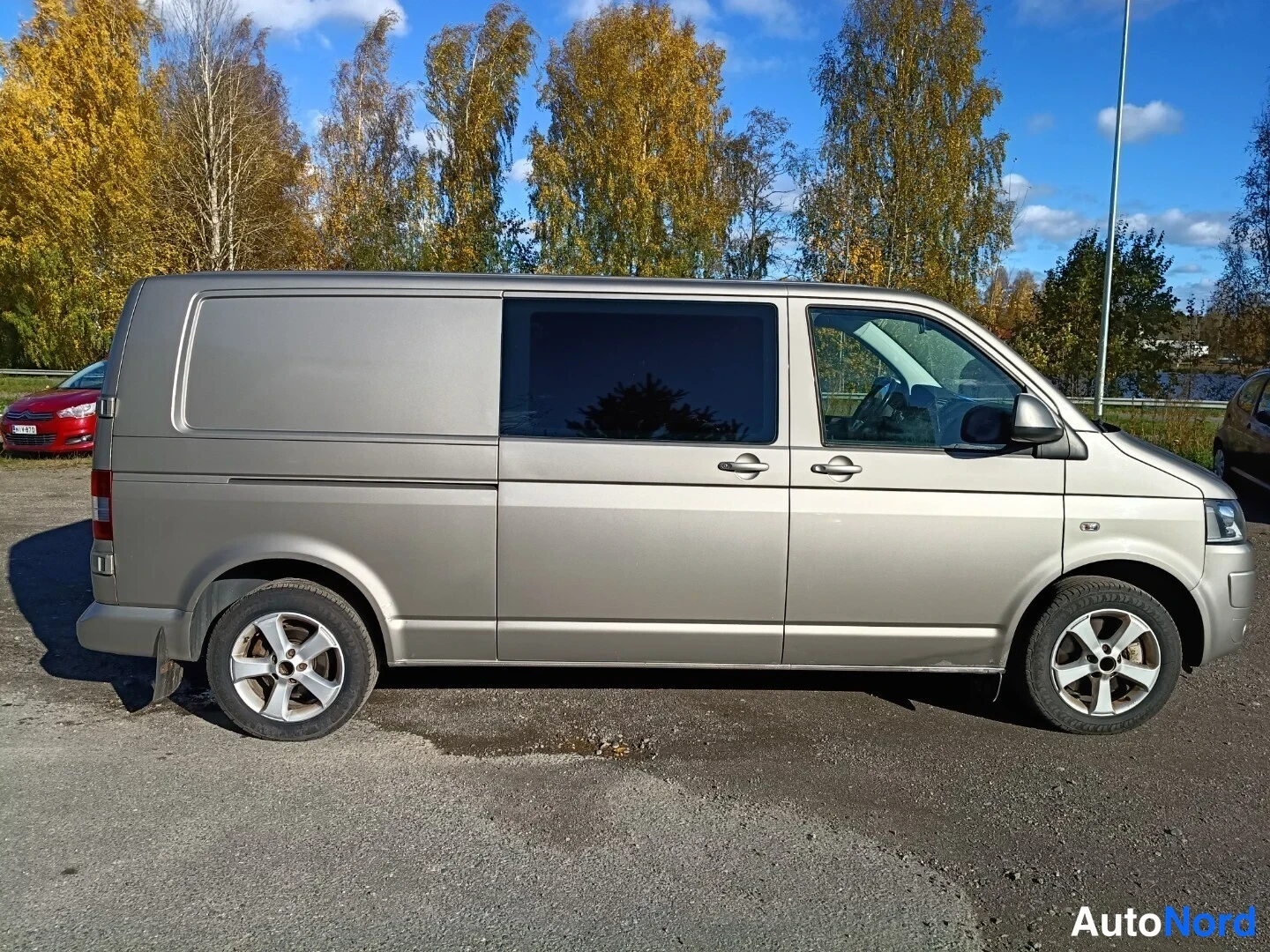 Beige Volkswagen Transporter 2013, sivulta, kuva 4
