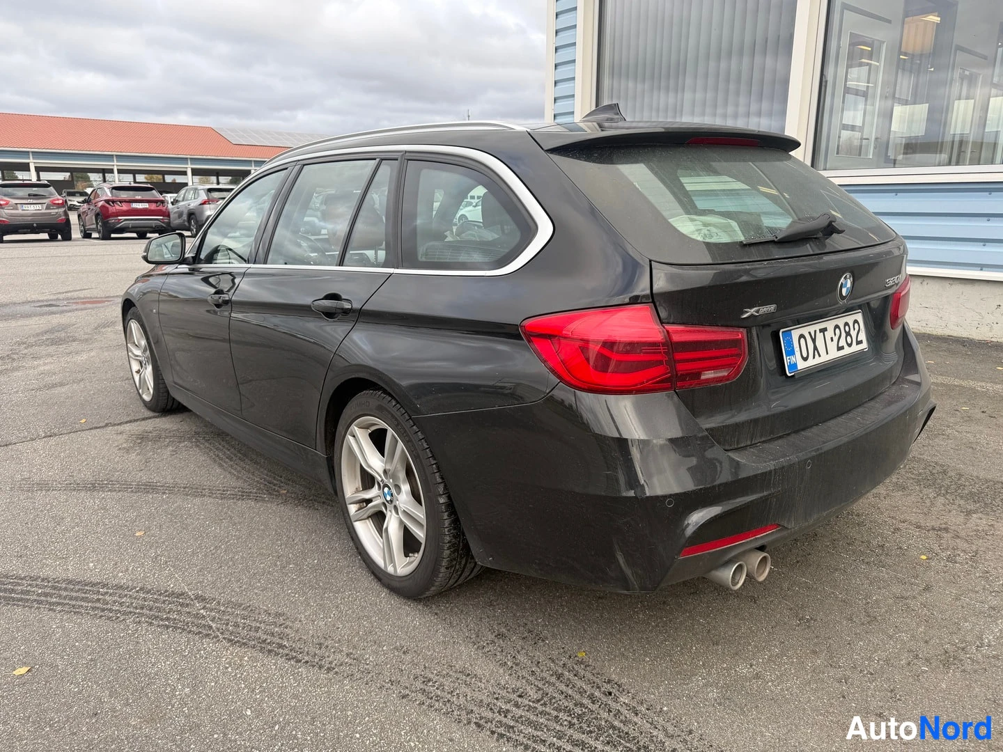 Musta BMW 320i xDrive 2019, takaviisto, kuva 12