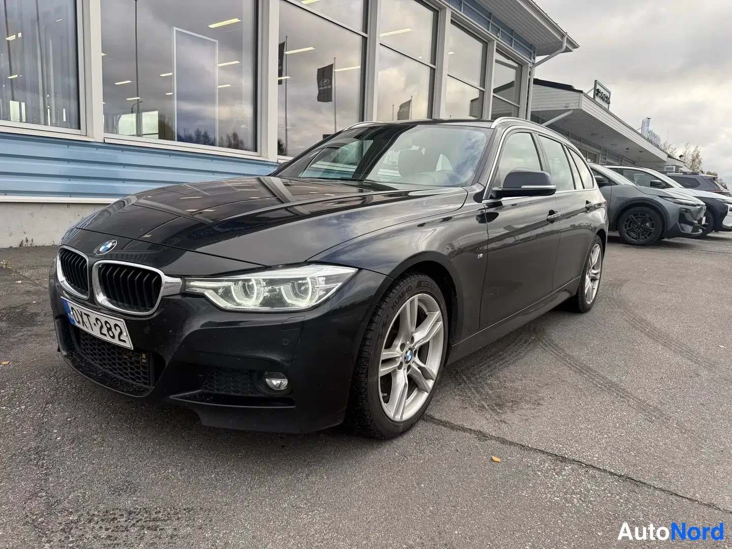 Musta BMW 320i xDrive 2019, etuviisto, keula vasemmalle, kuva 4
