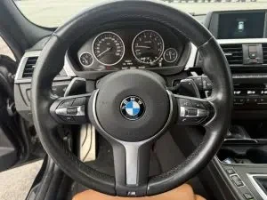 Musta BMW 320i xDrive 2019, sivulta, kuva 11