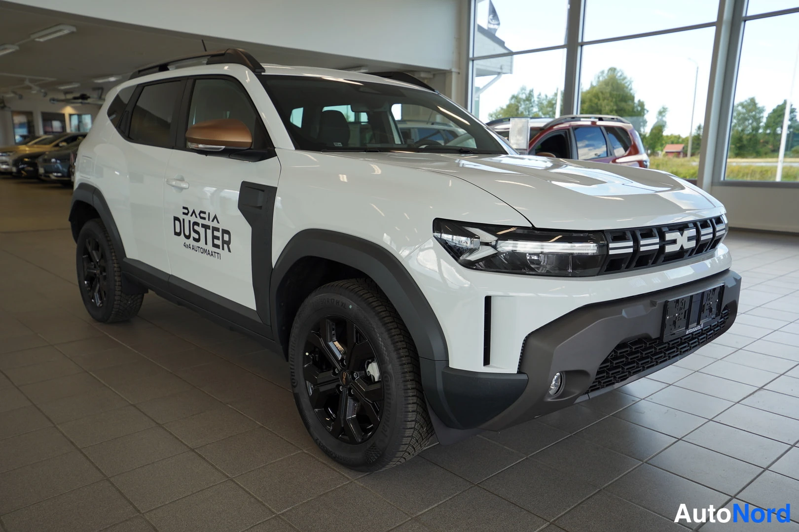 Valkoinen Dacia Duster 2026, etuviisto, keula oikealle, kuva 11