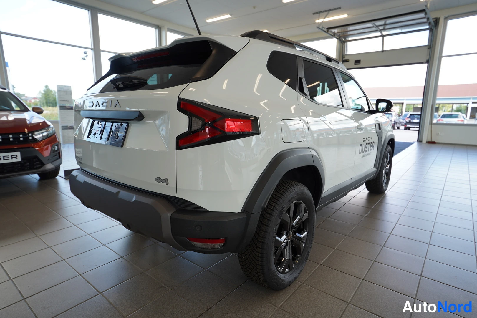 Valkoinen Dacia Duster 2026, takaviisto, kuva 20