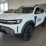 Valkoinen Dacia Duster 2026, etuviisto, keula vasemmalle, kuva 8
