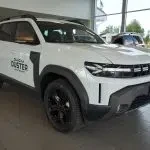 Valkoinen Dacia Duster 2026, etuviisto, keula oikealle, kuva 16