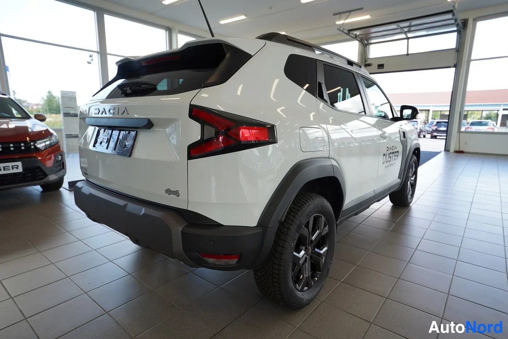 Valkoinen Dacia Duster 2026, takaviisto, kuva 27