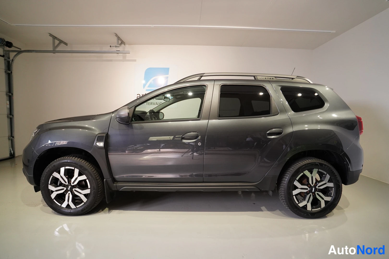 Blue Dacia Duster 2023, side, photo 5