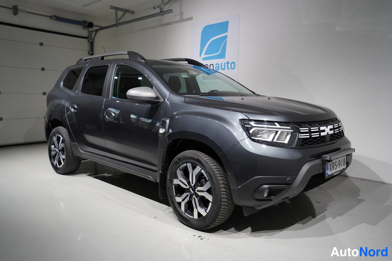 Blue Dacia Duster 2023, front three-quarter, nose to the right, photo 3