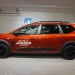 Red Dacia Jogger 2026, front three-quarter, nose to the left, photo 8