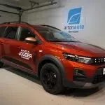 Red Dacia Jogger 2026, front three-quarter, nose to the right, photo 17