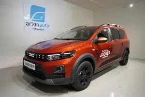 Red Dacia Jogger 2026, front three-quarter, nose to the left, photo 9