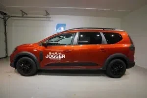 Red Dacia Jogger 2026, front three-quarter, nose to the left, photo 10