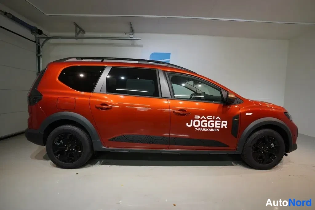 Red Dacia Jogger 2026, front three-quarter, nose to the right, photo 15