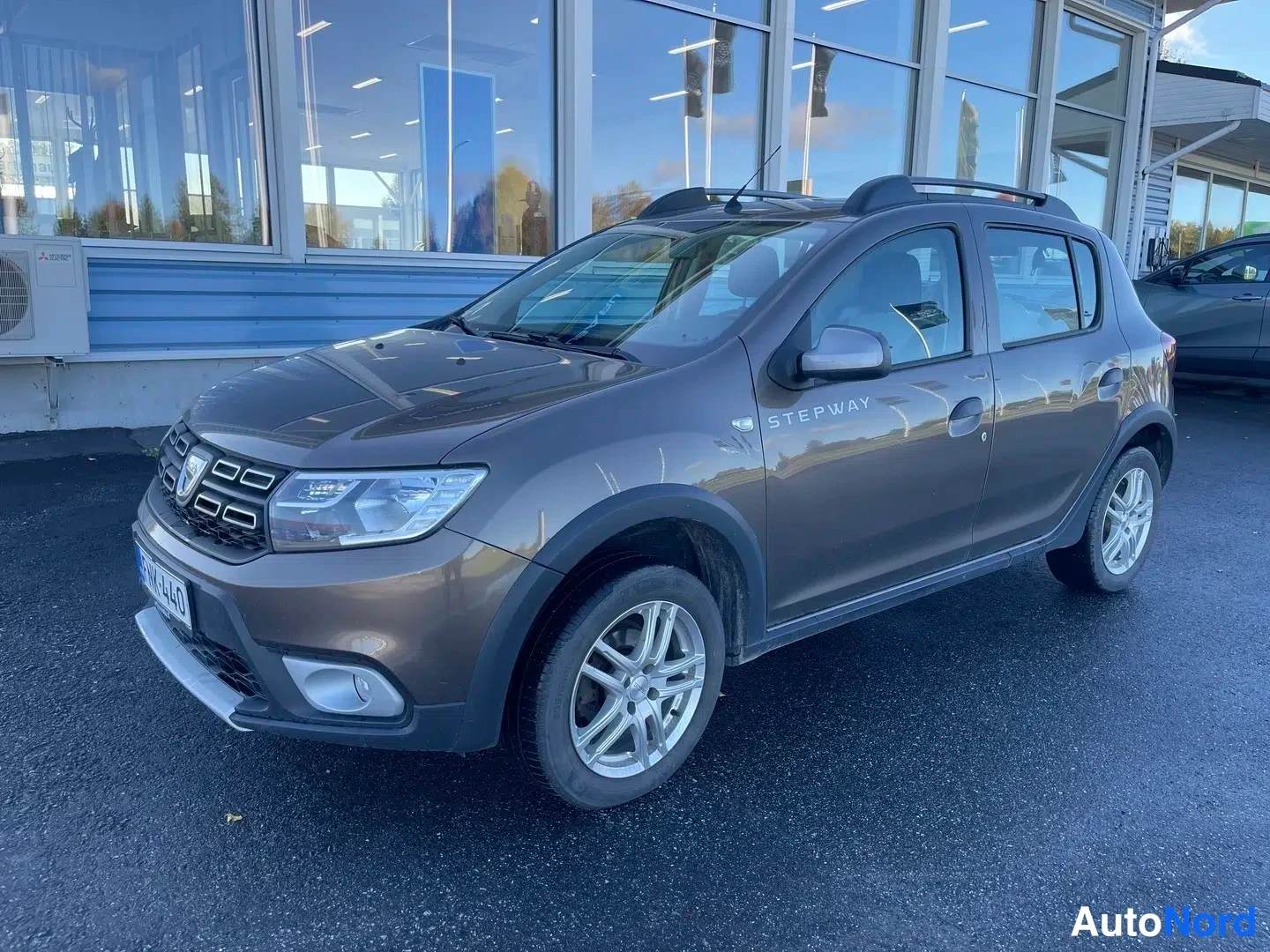 Ruskea Dacia Sandero Stepway 2018, etuviisto, keula vasemmalle, kuva 2