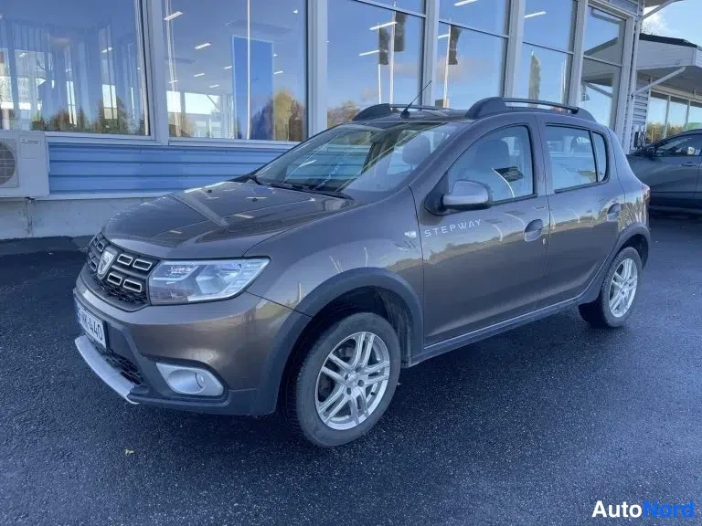 Ruskea Dacia Sandero Stepway 2018, etuviisto, keula vasemmalle, kuva 4