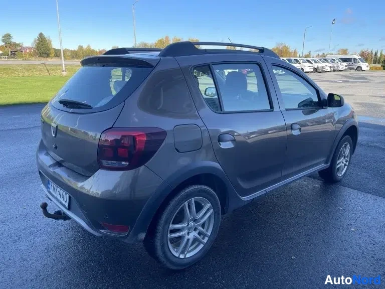 Ruskea Dacia Sandero Stepway 2018, takaviisto, kuva 11