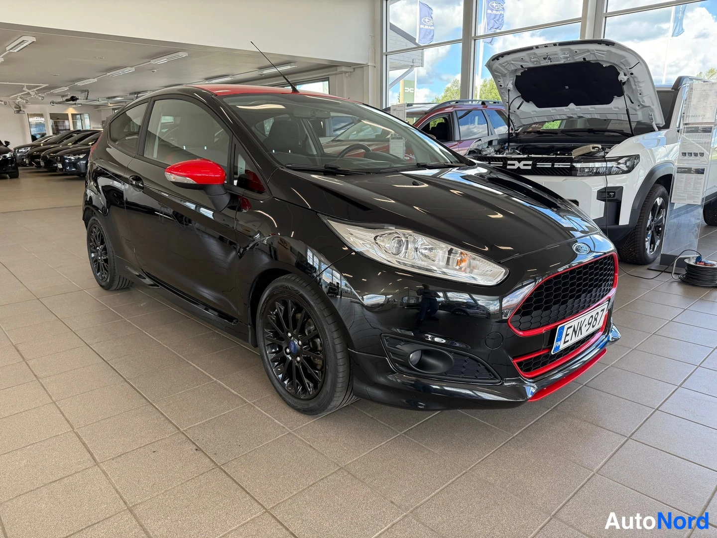 Musta Ford Fiesta 2015, etuviisto, keula oikealle, kuva 13