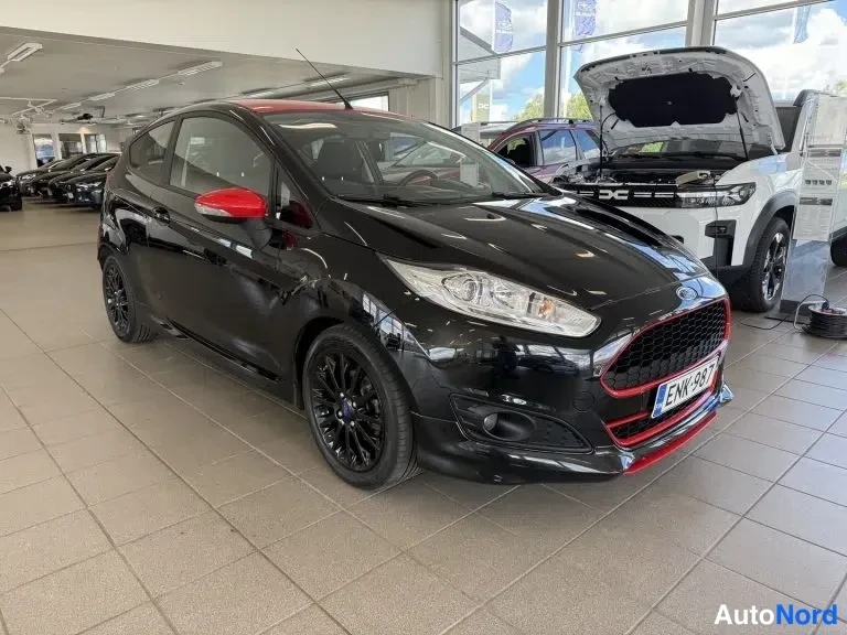 Musta Ford Fiesta 2015, etuviisto, keula oikealle, kuva 11