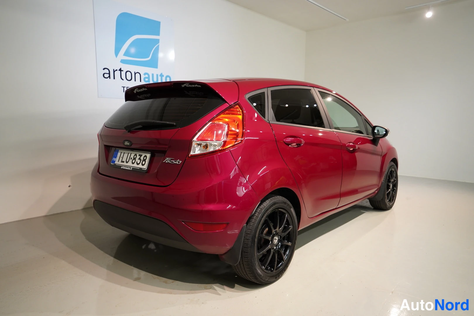 Punainen Ford Fiesta 2014, takaviisto, kuva 26
