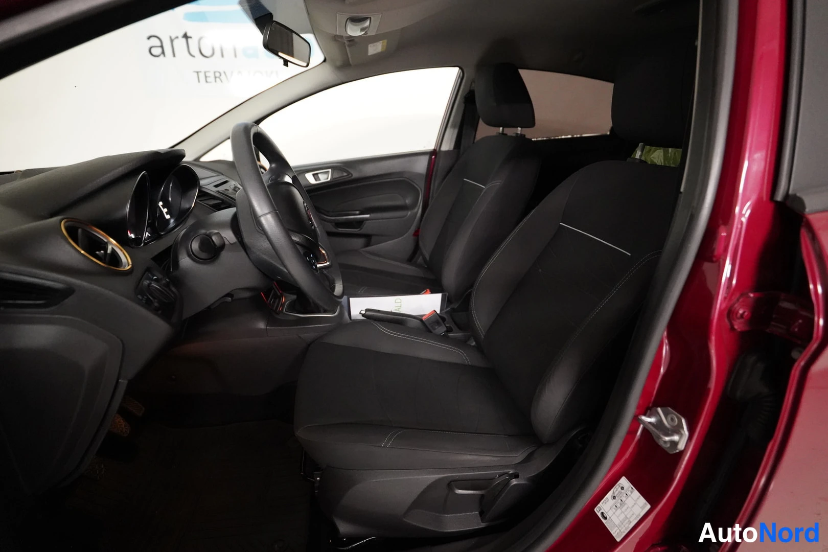 Punainen Ford Fiesta 2014, kuva 32